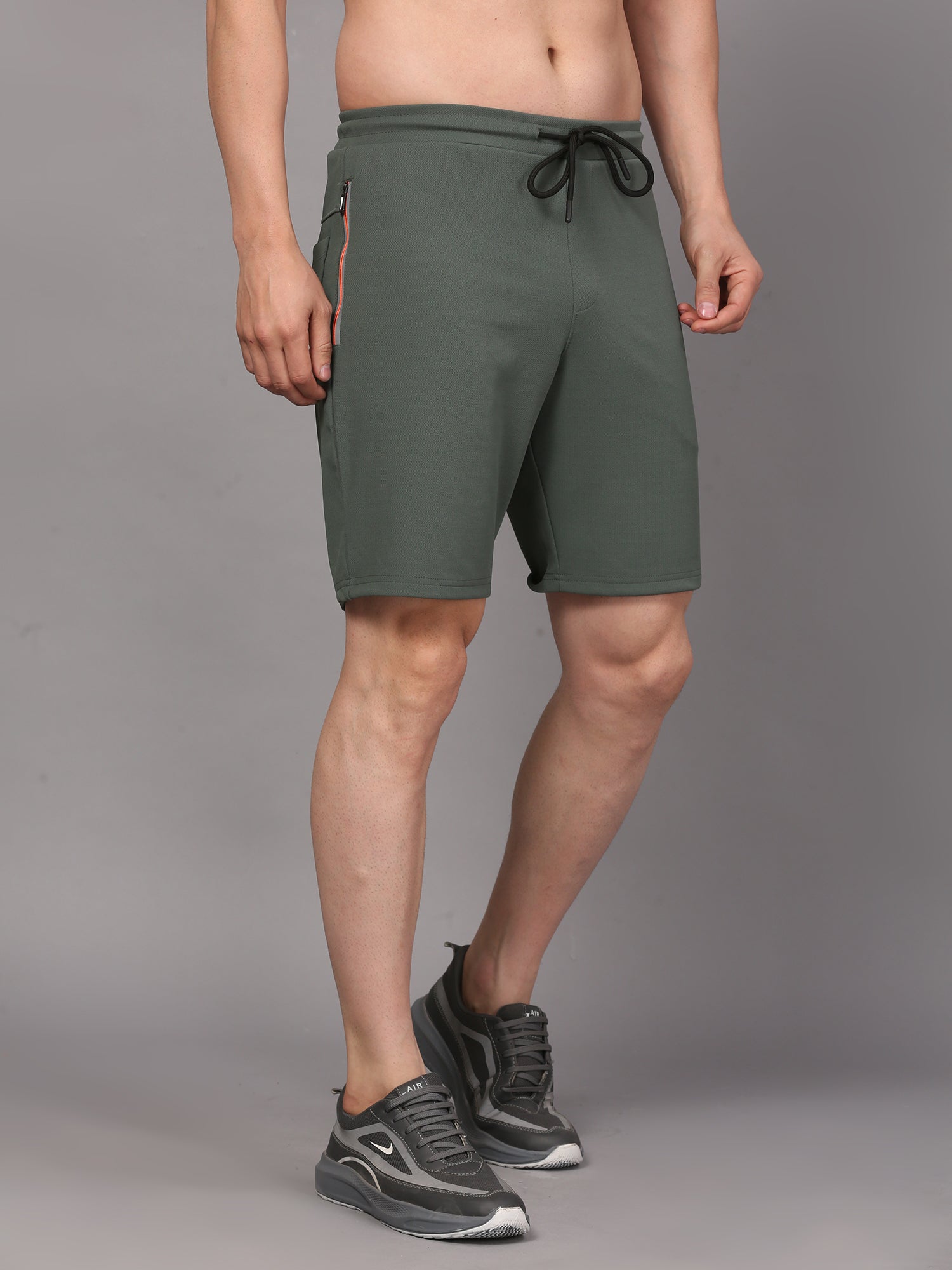 Men's green Shorts with drawstring and pockets