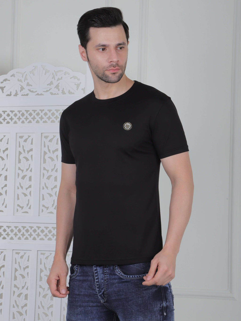 Men's casual logo T-shirt in black, perfect for daily wear and stylish comfort with a clean design.