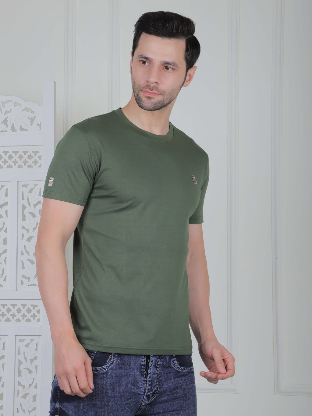 Men's casual logo T-shirt in green, perfect for daily wear and stylish comfort with a clean design.