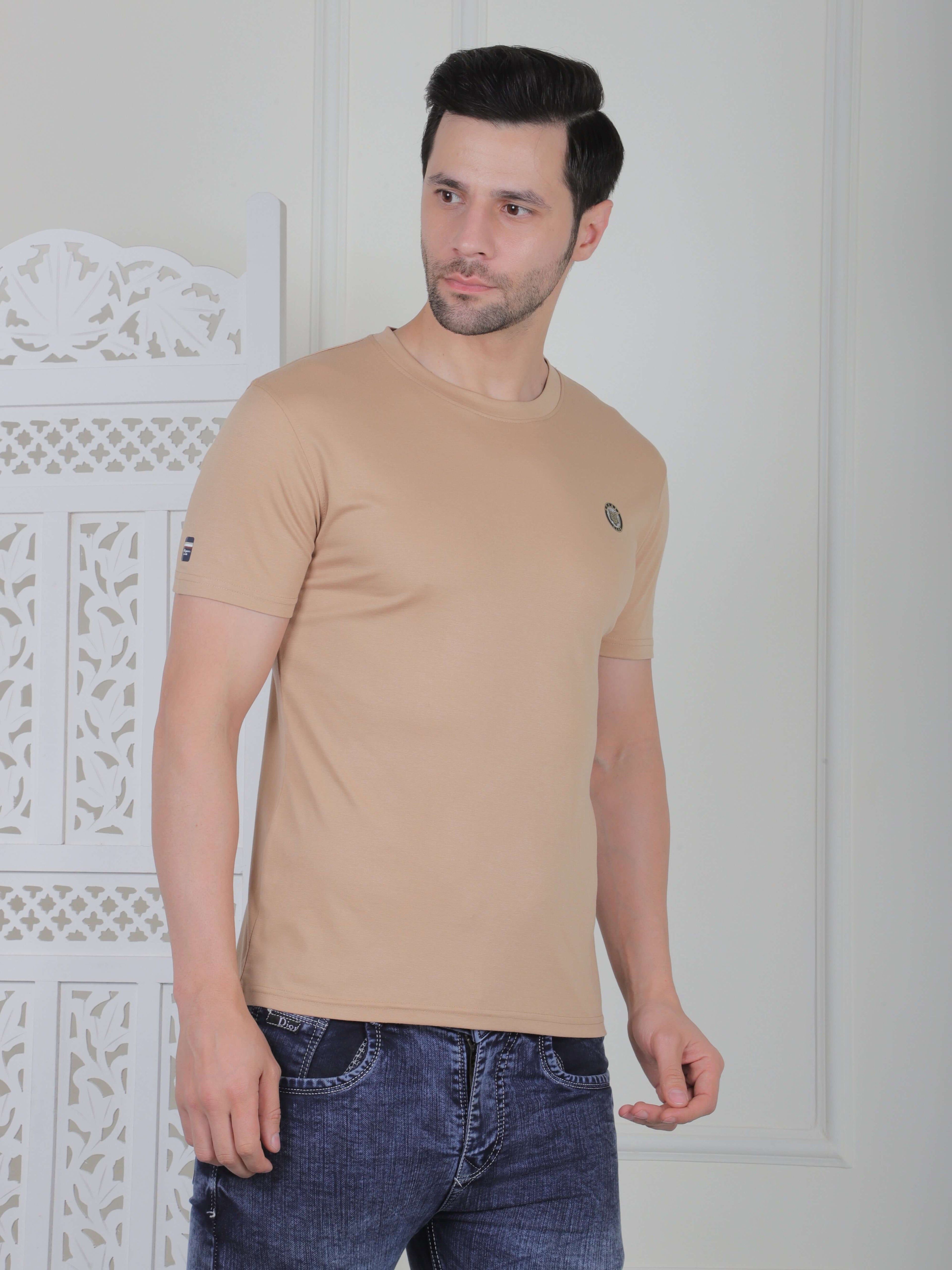 Men's casual logo T-shirt in sand, perfect for daily wear and stylish comfort with a clean design.