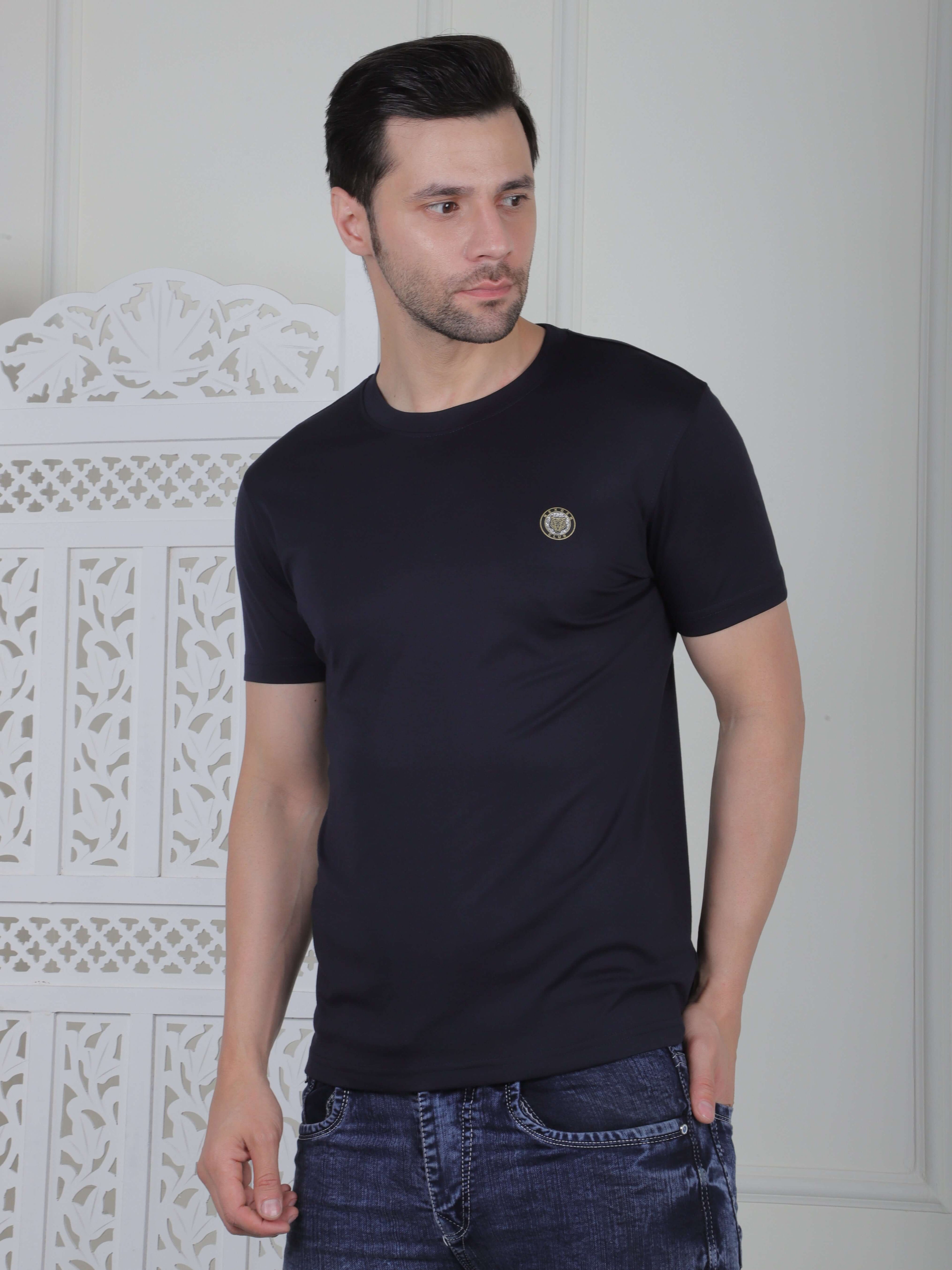Men's casual logo T-shirt, perfect for daily wear and stylish comfort with a clean design.